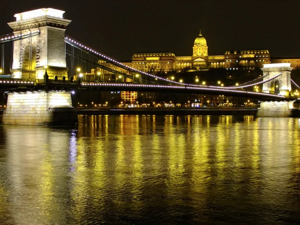 Hängbron och parlament byggnad på natten, budapest, Ungern — Stockfoto