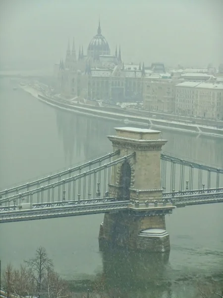 Řetězový most a parlamentu v zimě, budapest, hungury — Stock fotografie