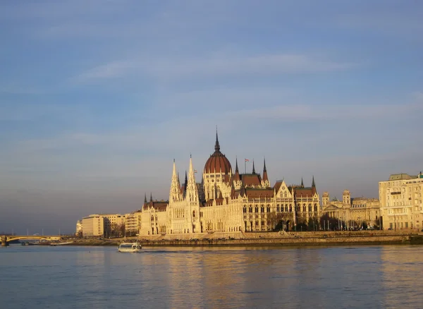 Parlament s řeky, budapest, hungury danbe — Stock fotografie