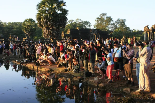 Turisták fényképezés sunrise az Angkor Wat, Siem Reap, Kambodzsa — Stock Fotó