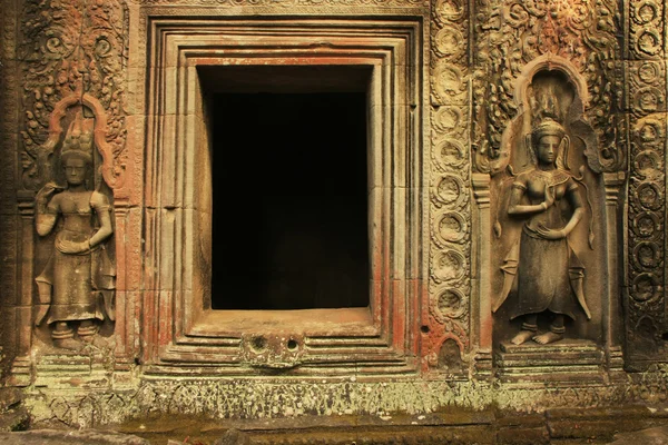 Window with bas reliefs, Ta Prohm temple, Angkor area, Siem Reap, Cambodia — Stock Photo, Image