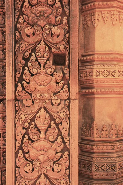 Tallados decorativos en pared, templo de Banteay Srey, área de Angkor, Siem Reap, Camboya — Foto de Stock