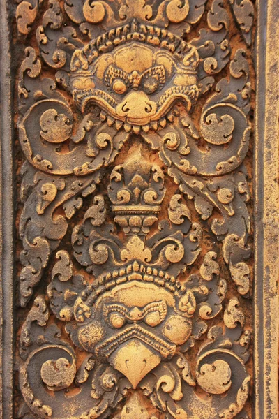 Tallados decorativos en pared, templo de Banteay Srey, área de Angkor, Siem Reap, Camboya — Foto de Stock