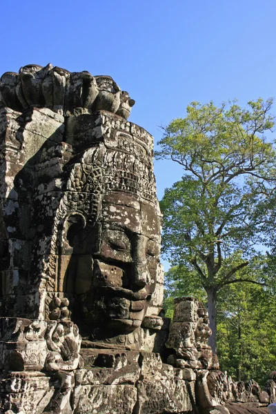 Rosto de pedra do templo de Bayon, área de Angkor, Siem Reap, Camboja — Fotografia de Stock