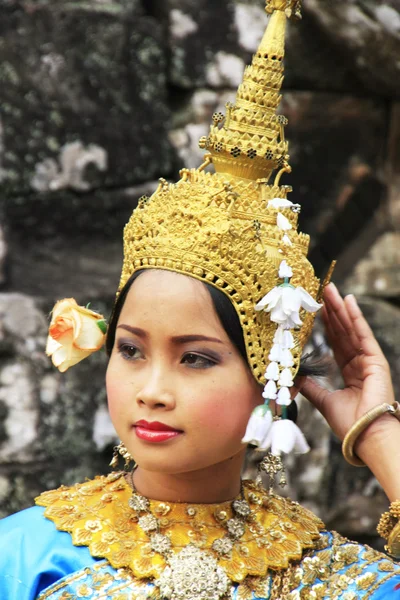 アプサラ ダンサー バイヨン寺院、アンコール地域、シェムリ アップでの実行を得る、カンボジア — ストック写真