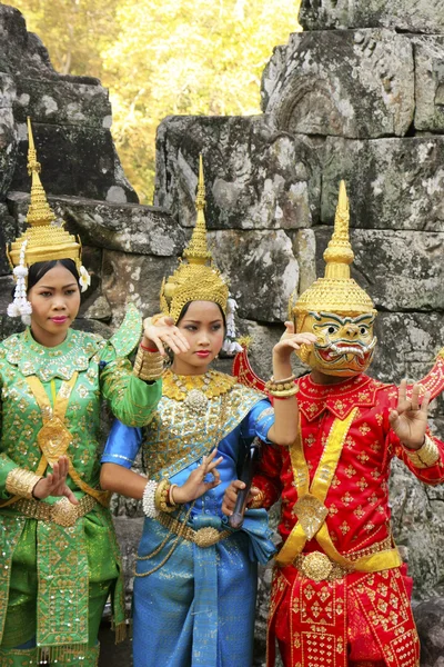 Dançarinos Apsara se apresentando no templo Bayon, área de Angkor, Siem Reap, Camboja — Fotografia de Stock