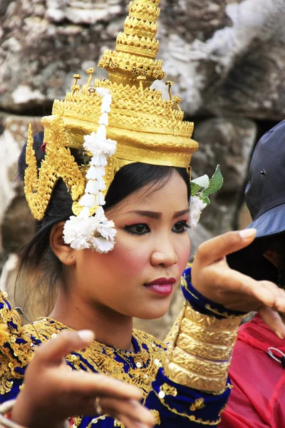 Danseuse d'Apsara jouant au temple Bayon, région d'Angkor, Siem Reap, Cambodge — Photo