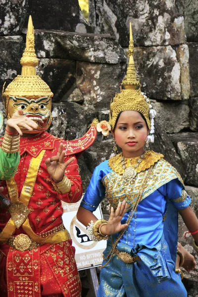 Dançarinos Apsara se apresentando no templo Bayon, área de Angkor, Siem Reap, Camboja — Fotografia de Stock