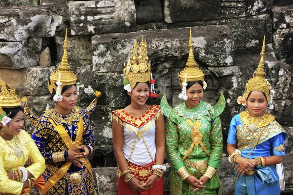 Apsara χορευτές εκτελούν στο ναό bayon, περιοχή angkor, siem συγκεντρώνει, Καμπότζη — Φωτογραφία Αρχείου