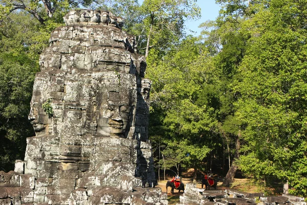 Rostos de pedra do templo de Bayon, área de Angkor, Siem Reap, Camboja — Fotografia de Stock