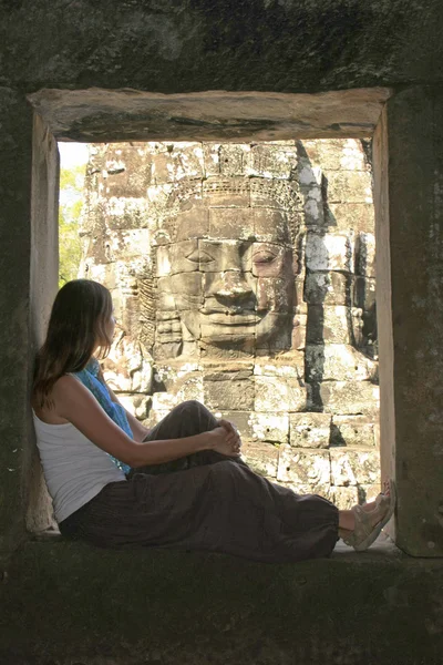 Silhouette of tourist admiring Bayon temple, Angkor area, Siem Reap, Cambodia — Stock Photo, Image