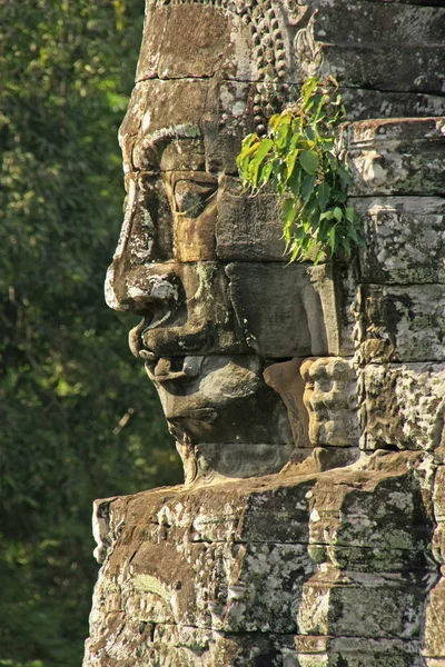 Rosto de pedra do templo de Bayon, área de Angkor, Siem Reap, Camboja — Fotografia de Stock