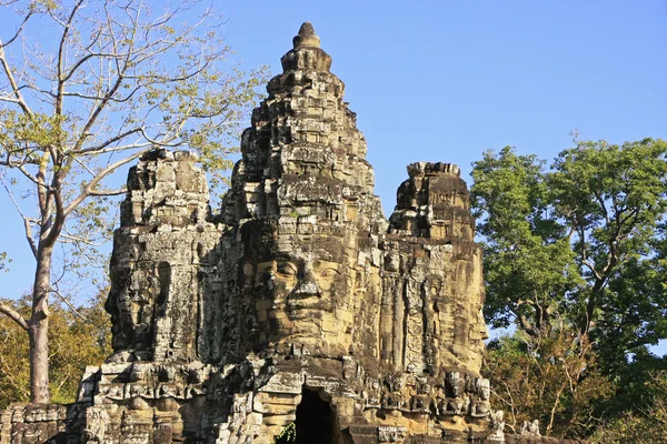 Stenen gezichten van Zuid-poort, angkor thom, angkor gebied, siem reap, Cambodja — Stockfoto