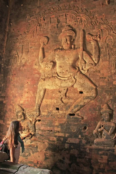 Decorativo interior parede esculturas, Prasat Kravan templo, Angkor área, Camboja — Fotografia de Stock