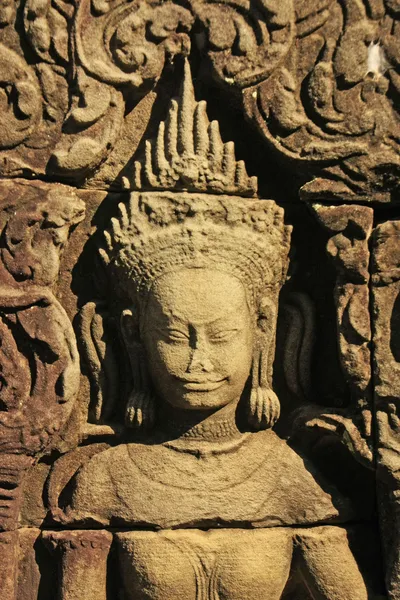 Bas-relief de Devata, templo de Banteay Kdei, área de Angkor, Siem Reap, Camboja — Fotografia de Stock