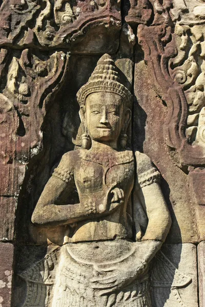 Bas-reliëf van devata, banteay kdei tempel, angkor gebied, siem reap, Cambodja — Stockfoto