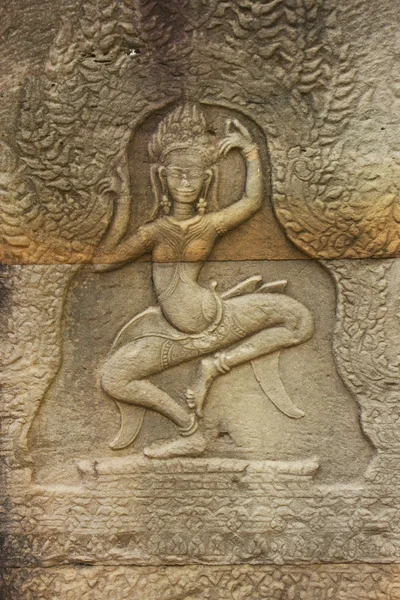 Muur gravure van apsara danser, banteay kdei tempel, angkor gebied, siem reap, Cambodja — Stockfoto