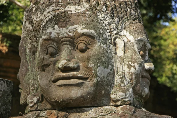Close-up van standbeeld, overwinning gate bridge, angkor thom, cambodia — Stockfoto