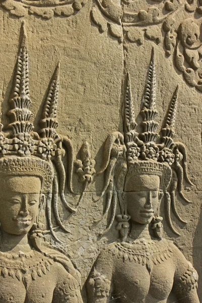 Wall bas-relief of Devatas, Angkor Wat temple, Siem Reap, Cambodia — Stock Photo, Image