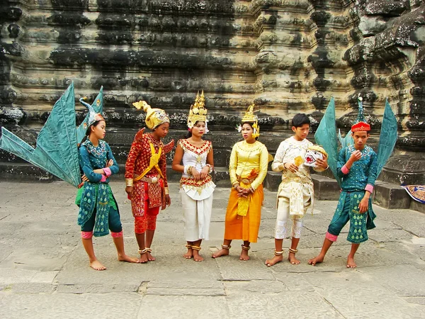 Dançarinos Apsara se apresentando no templo Angkor Wat, Siem Reap, Camboja — Fotografia de Stock