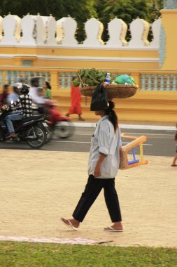 Kamboçyalı kadın sepet üstünde onun baş, phnom penh, Kamboçya
