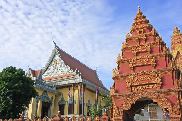 Tetti di Wat Ounalom, Sisowath Quay, Phnom Penh, Cambogia — Foto Stock