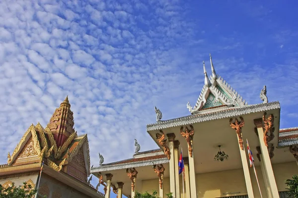 Techos de Wat Ounalom, Sisowath Quay, Phnom Penh, Camboya — Foto de Stock