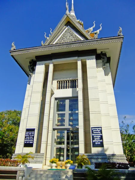 Commemorative stupa, Killing Fields, Phnom Penh, Cambodia — Stock Photo, Image