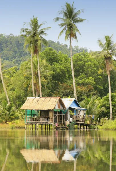 Casas inclinadas, Parque Nacional Ream, Camboya — Foto de Stock