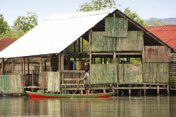 Lokale man roeien door water dorp, ream nationaal park, woon — Stockfoto