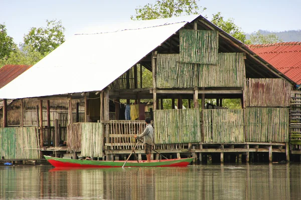 Uomo del posto che remava attraverso il villaggio acquatico, Ream National Park, Camb — Foto Stock