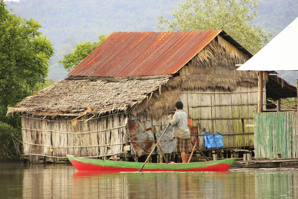 Homem local remando pela aldeia da água, Parque Nacional Ream, Camb — Fotografia de Stock