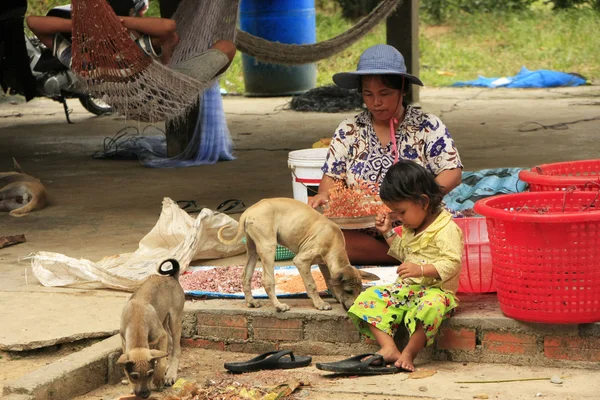 Moeder en dochter vergadering samen onder stilt huis, pak nat — Stockfoto