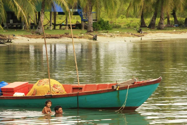 Padre e hijo nadando juntos, Parque Nacional Ream, Camboya —  Fotos de Stock