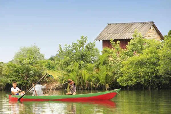 Kids fishing in Ream National Park, Cambodia — Stock Photo, Image