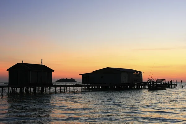 Sylwetka drewnianego pomostu na wschód, wyspa koh rong, Kambodża — Zdjęcie stockowe