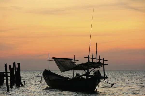 Silhuett av traditionell fiskebåt vid soluppgången, koh rong isla — Stockfoto