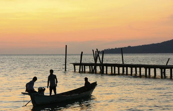 Silueta de barco de pesca tradicional al amanecer, Koh Rong isla —  Fotos de Stock