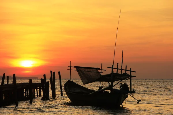 Perinteisen kalastusveneen siluetti auringonnousun aikaan, Koh Rong isla — kuvapankkivalokuva