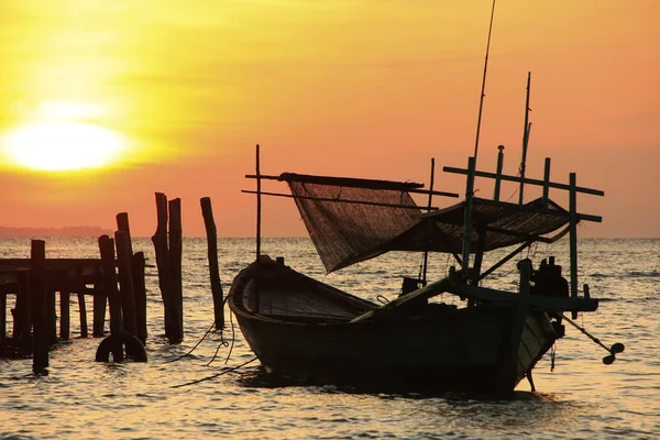 Silueta de barco de pesca tradicional al amanecer, Koh Rong isla — Foto de Stock