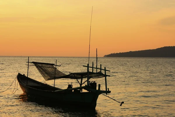 Silhuett av traditionell fiskebåt vid soluppgången, koh rong isla — Stockfoto