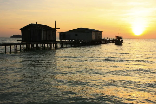 Sylwetka drewnianego pomostu na wschód, wyspa koh rong, Kambodża — Zdjęcie stockowe