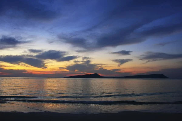 Wschód słońca na wyspie koh rong, Kambodża — Zdjęcie stockowe