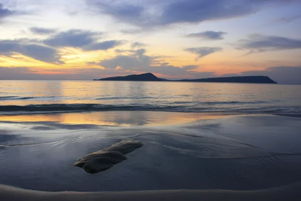 พระอาทิตย์ขึ้นที่เกาะเกาะร่อง ประเทศกัมพูชา — ภาพถ่ายสต็อก