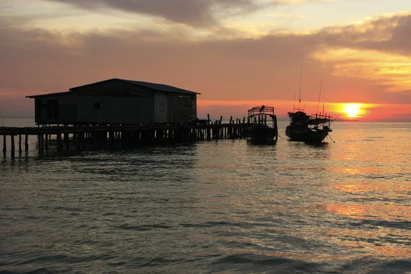 日出、 荣毅仁岛、 柬埔寨的木码头的剪影 — 图库照片