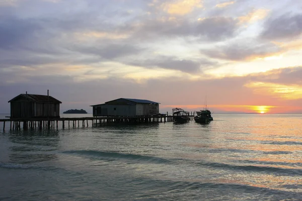 Silhouette del molo di legno all'alba, isola di Koh Rong, Cambogia — Foto Stock