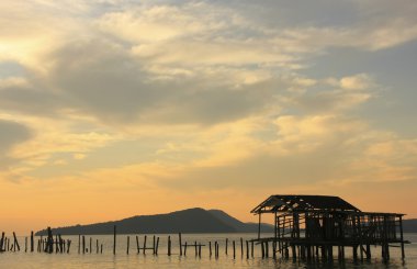 sunrise, koh rong Adası, camb eski tahta iskeleye silüeti