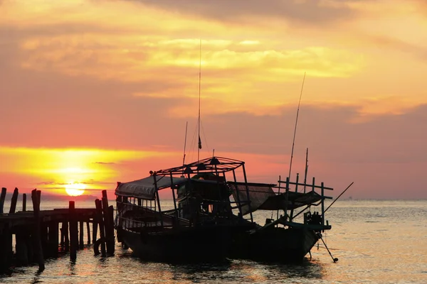 Silhuett av traditionella fiskebåtar på sunrise, koh rong isl — Stockfoto