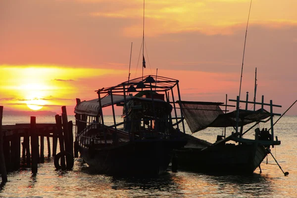 Silhueta de barcos de pesca tradicionais ao nascer do sol, Koh Rong Isl — Fotografia de Stock