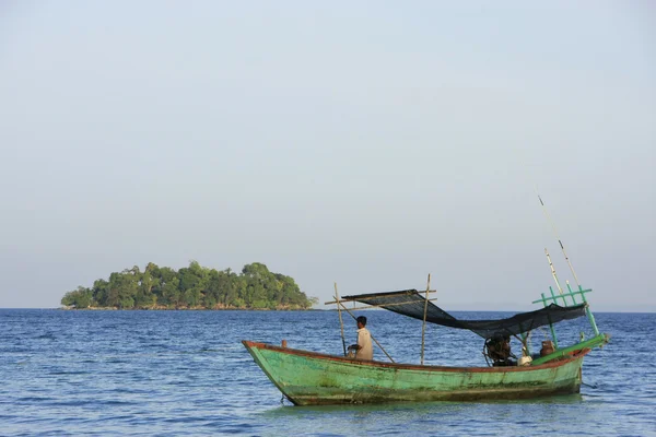 Fischerboot und Pagodeninsel, Golf von Thailand, Kambodscha — Stockfoto